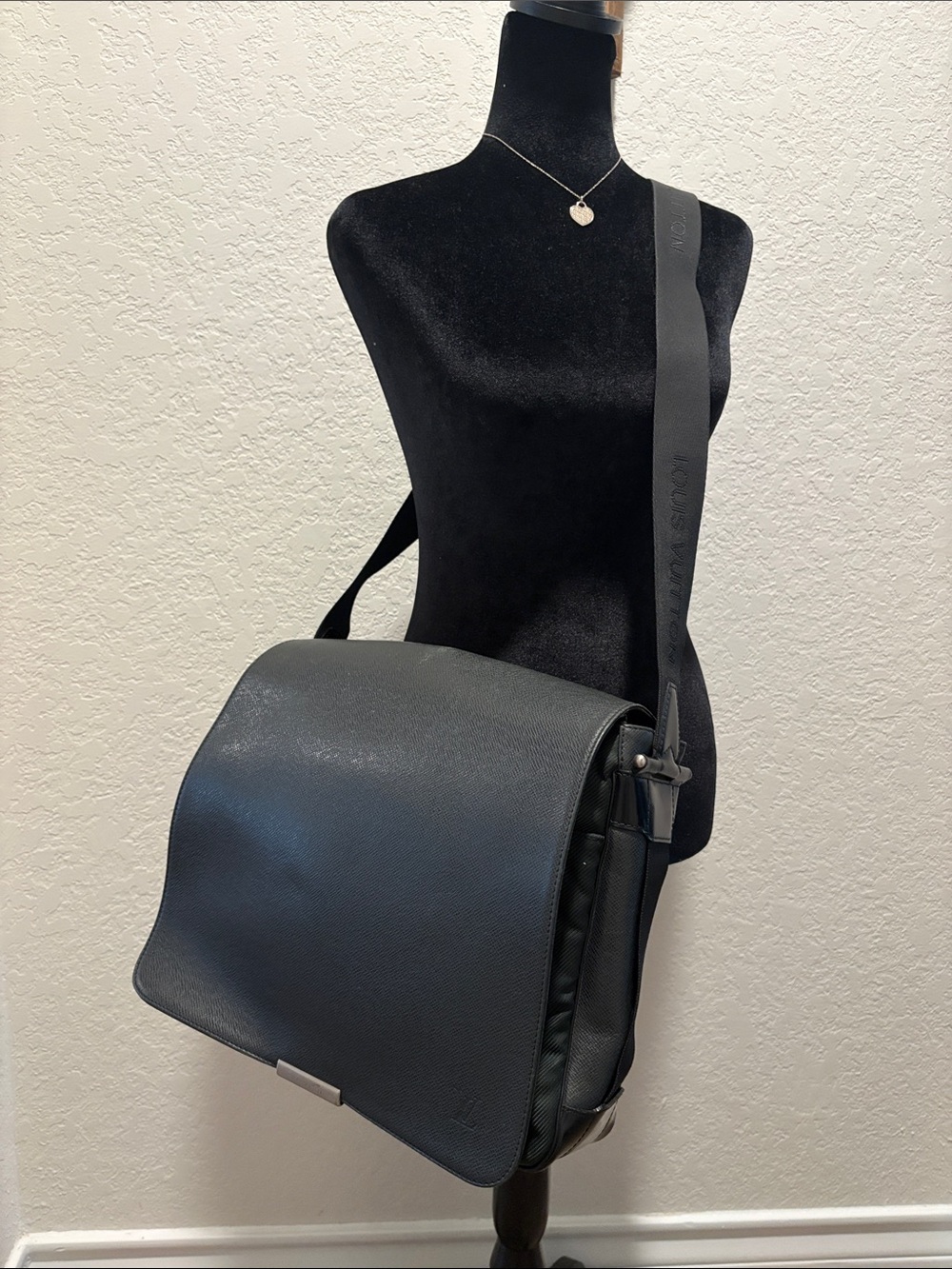 Louis Vuitton Viktor Taiga Leather/Nylon Dark Green LV Shoulder Bag